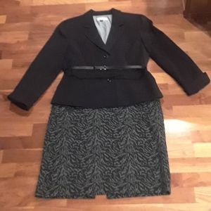 Tahari suit EUC